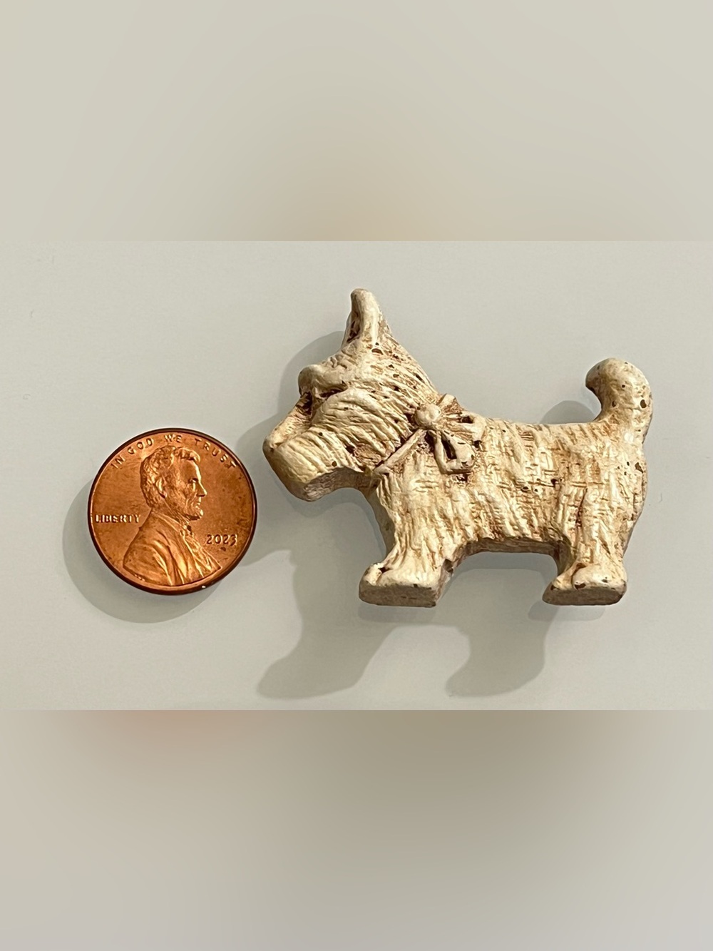 Vintage ceramic textured off white scottie terrier dog W bow lapel pin w C clasp - Picture 6 of 11